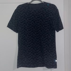 Black camo lululemon tee shirt